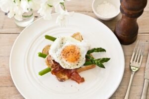 eggs, asparagus and prosciutto